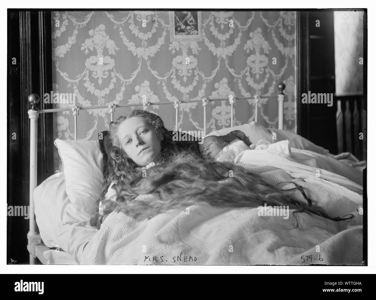 Mme Ocey Snead [au lit, bébé dans les bras] Banque D'Images
