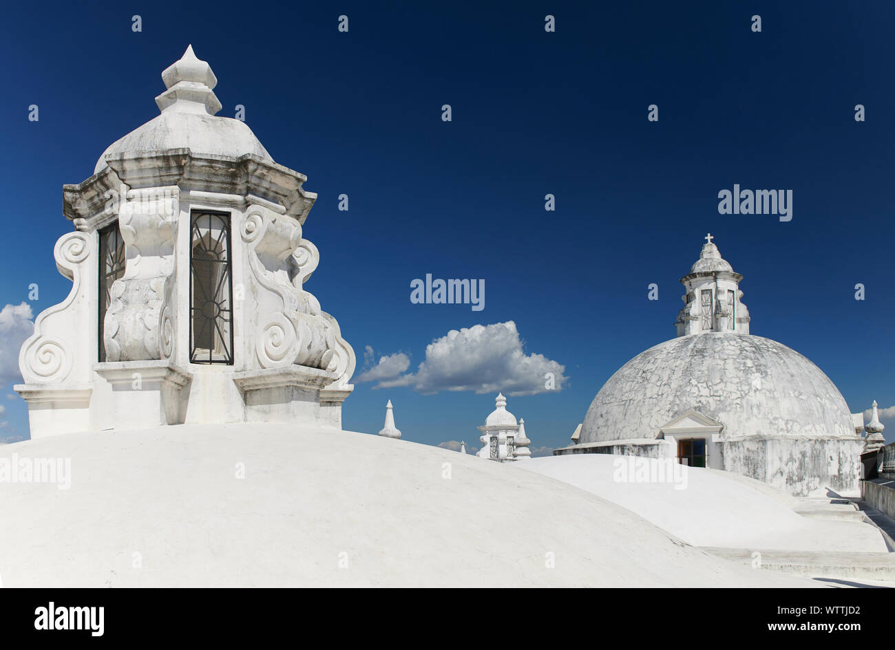 Tour blanche à toit de l'église sur fond de ciel bleu Banque D'Images