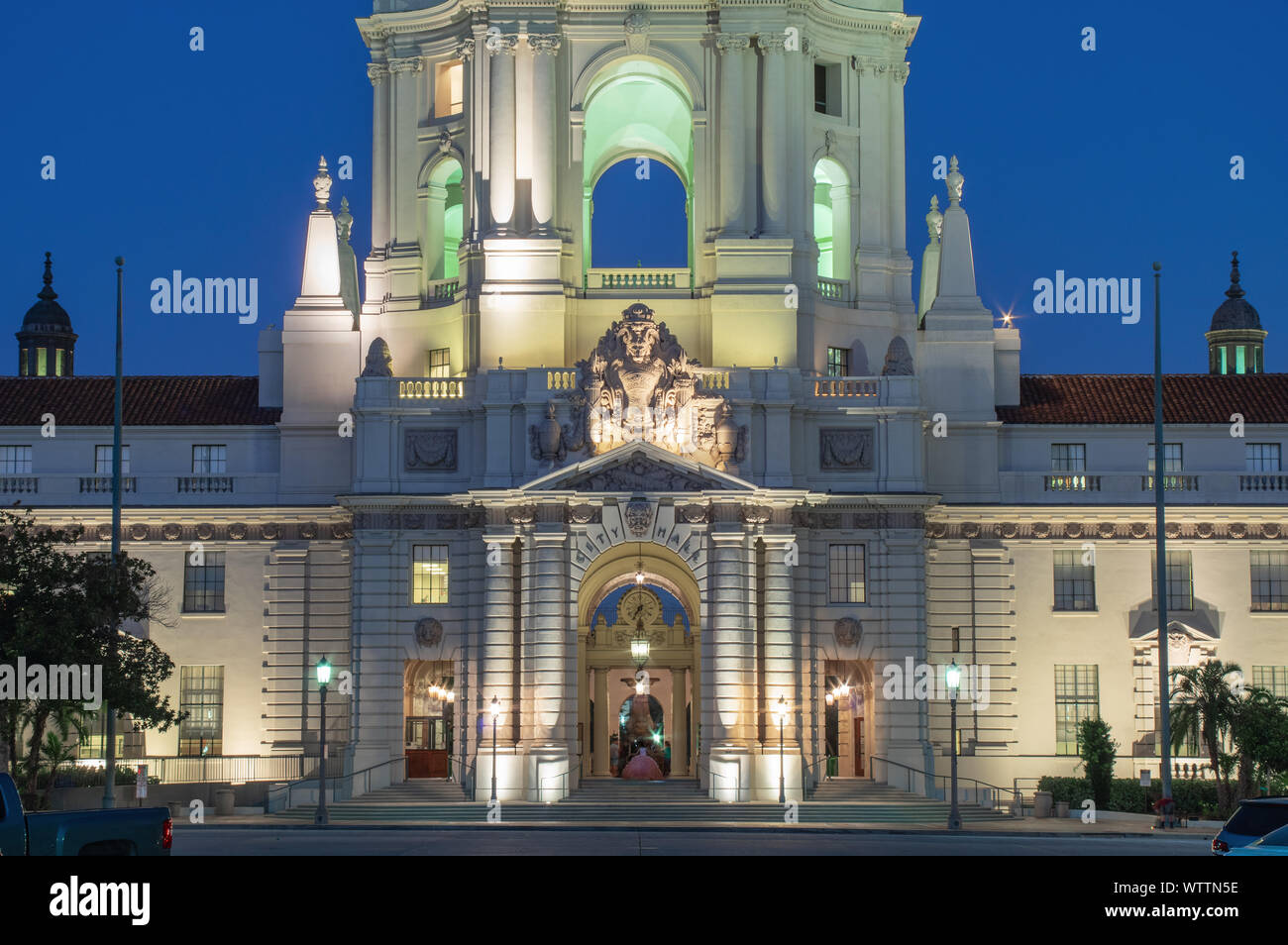 Hôtel de ville de Pasadena dans le comté de Los Angeles. Gros plan de l'entrée est, illustré au crépuscule. Banque D'Images