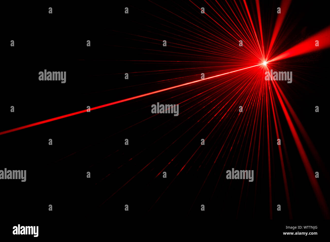 Effet de lumière laser rouge sur fond noir Banque D'Images