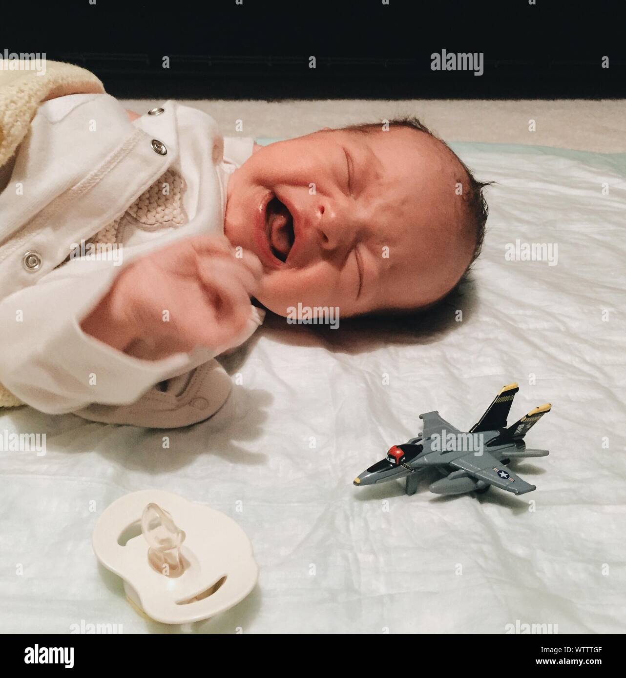 Close Up De Bebe Qui Pleure Avec Jouet Avion On Bed Photo Stock Alamy