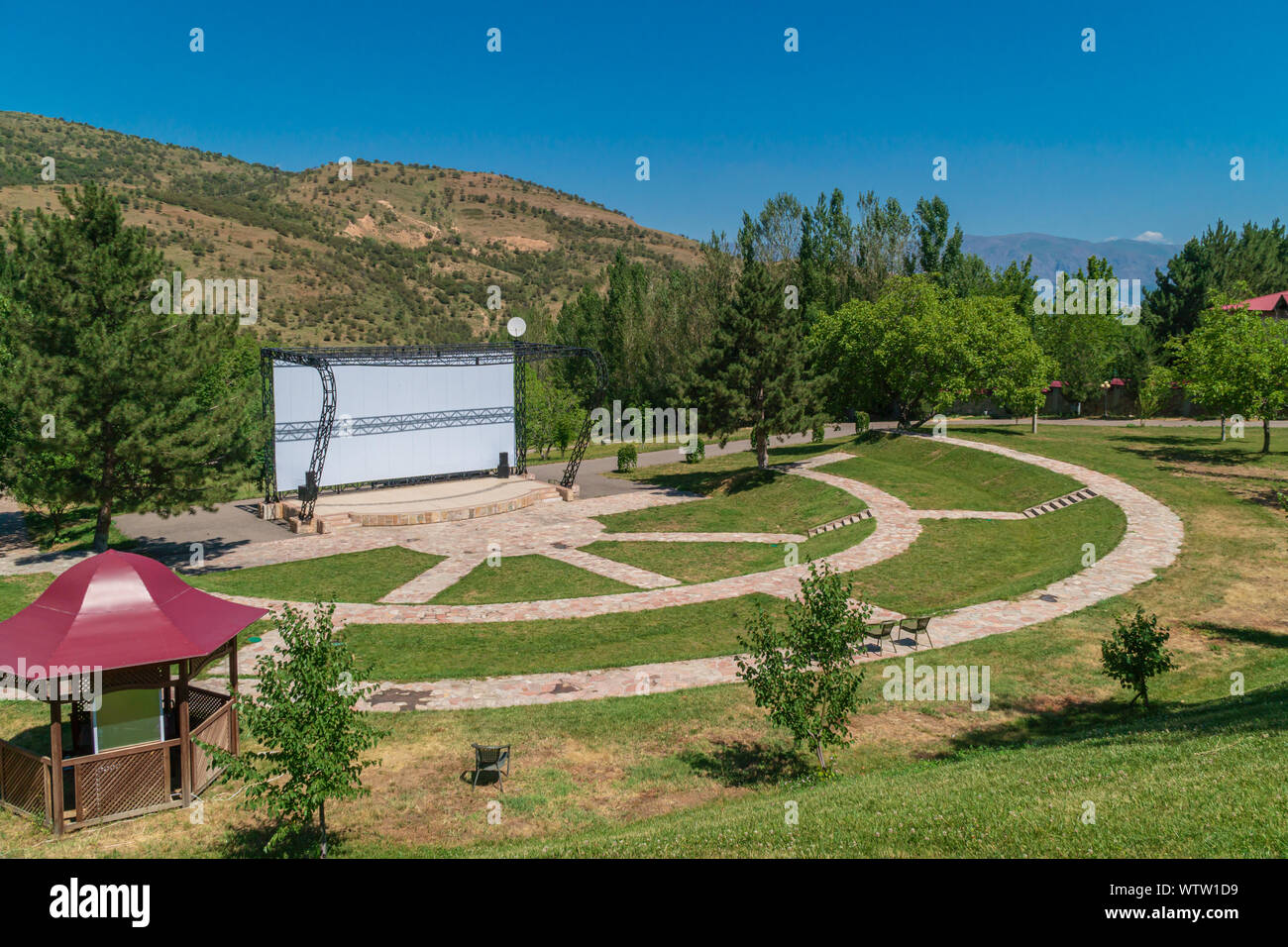 Cinéma de plein air en montagne, piscine cinéma théâtre Banque D'Images