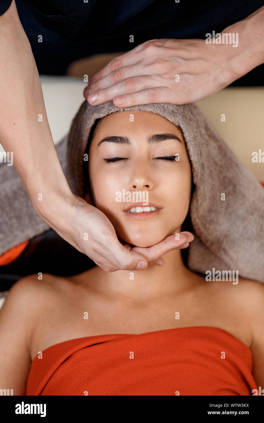 Massage du visage. Close-up of young woman getting massage spa spa salon de beauté à la peau.Spa et soins du corps. Soins de beauté du visage.cosmétologie Banque D'Images