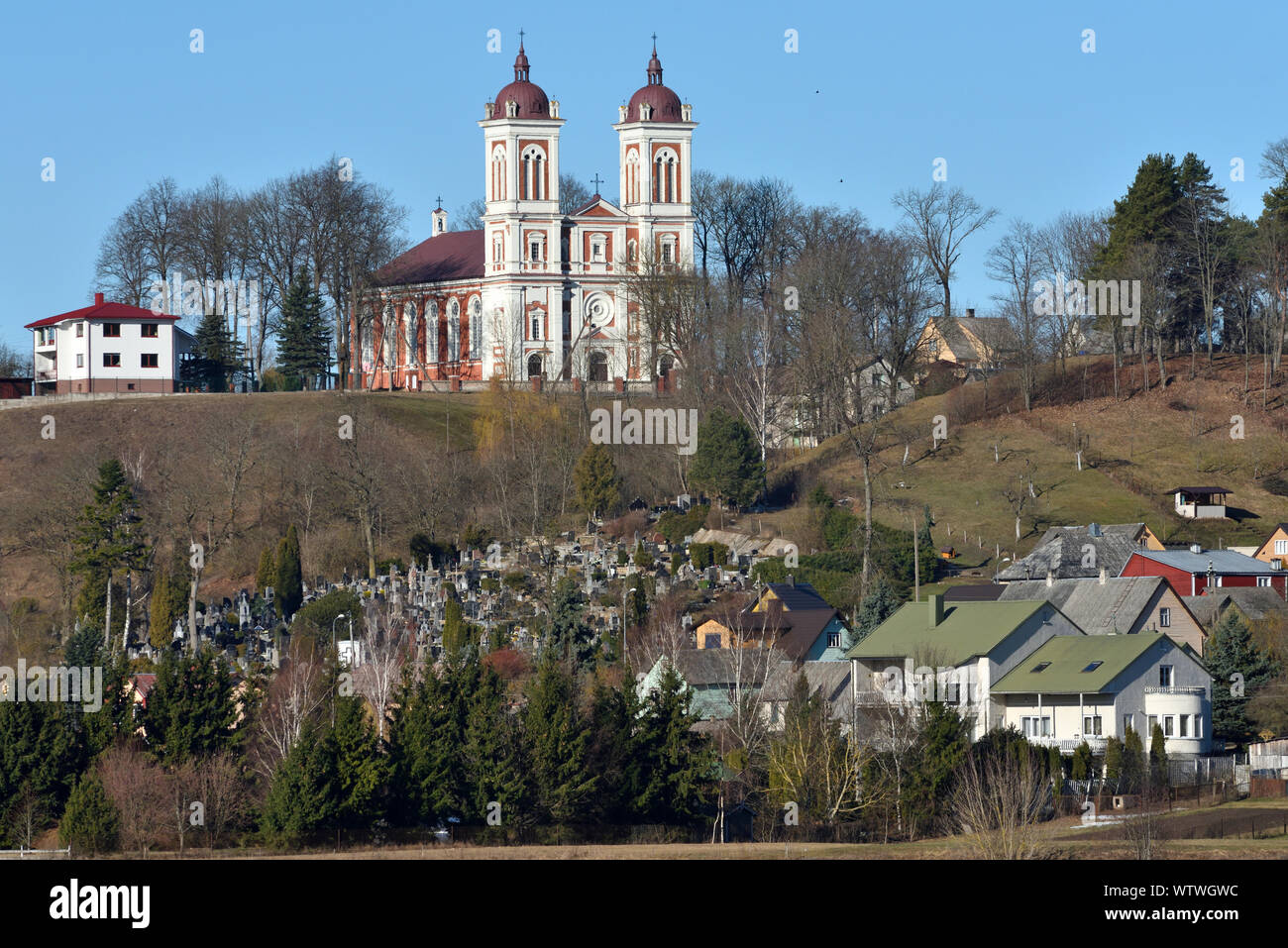 L'église de St Jean Baptiste avec la ville de Seredzius Lituanie Banque D'Images