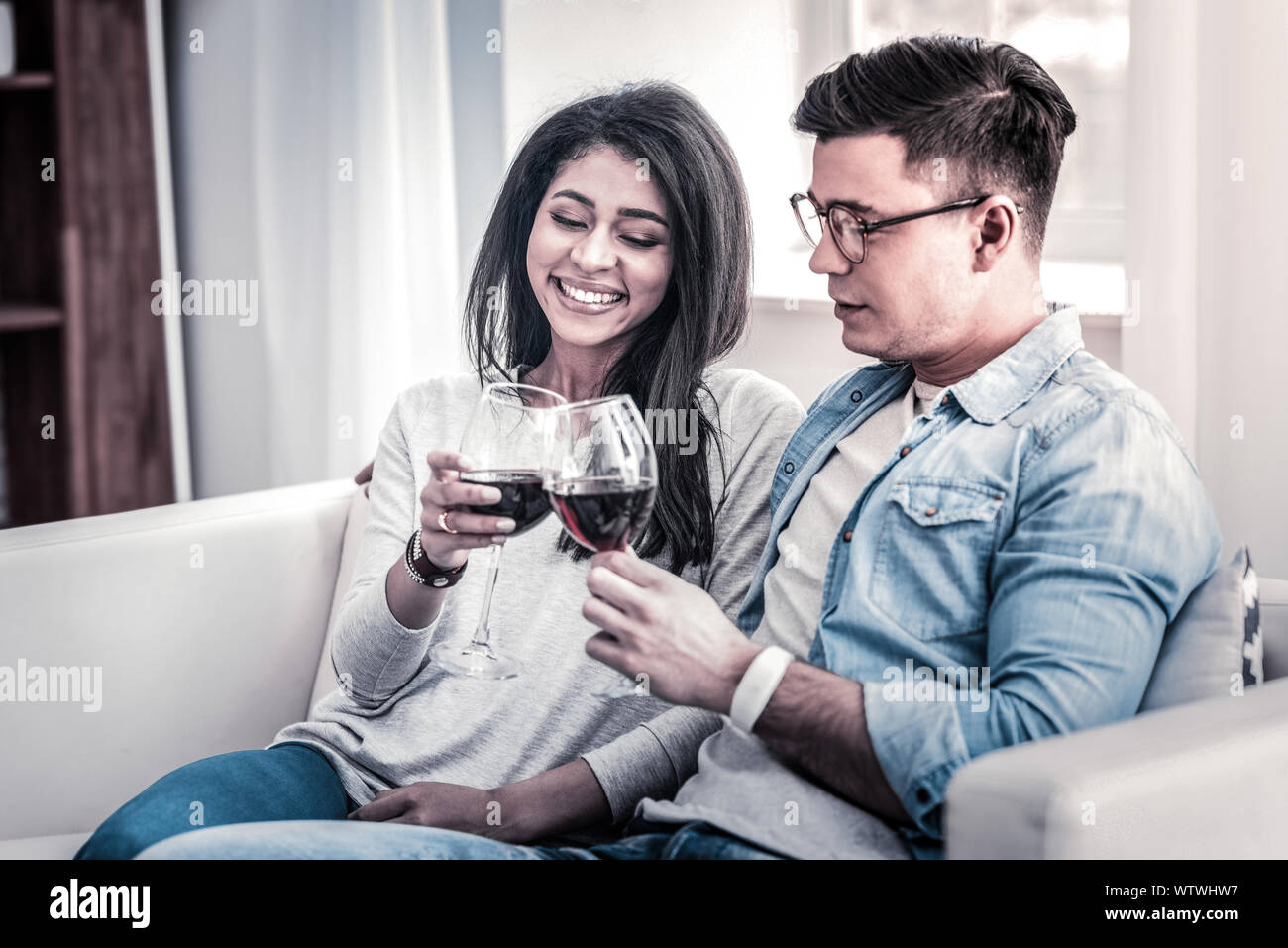Couple agréable de passer du temps ensemble avec les verres de vin Banque D'Images