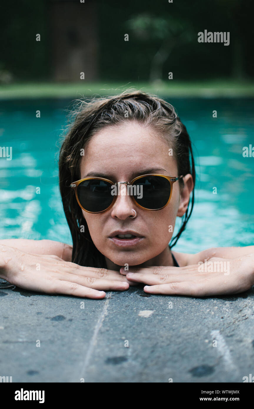 Young Woman in Swimming Pool Banque D'Images