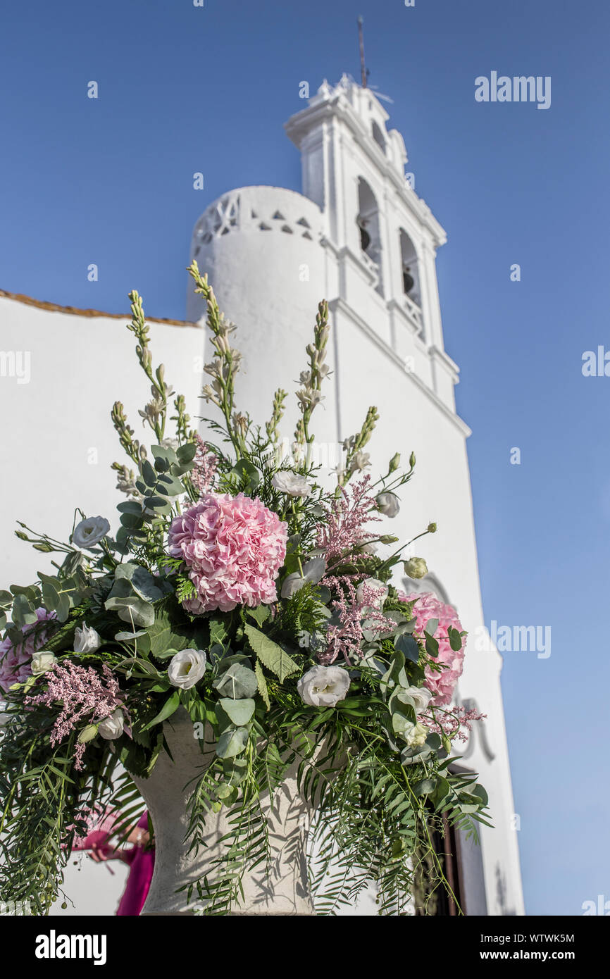 Suite Nuptiale bouquet de fleurs près de l'église blanchie à la chaux. Concept de décoration Mariage Méditerranéen Banque D'Images