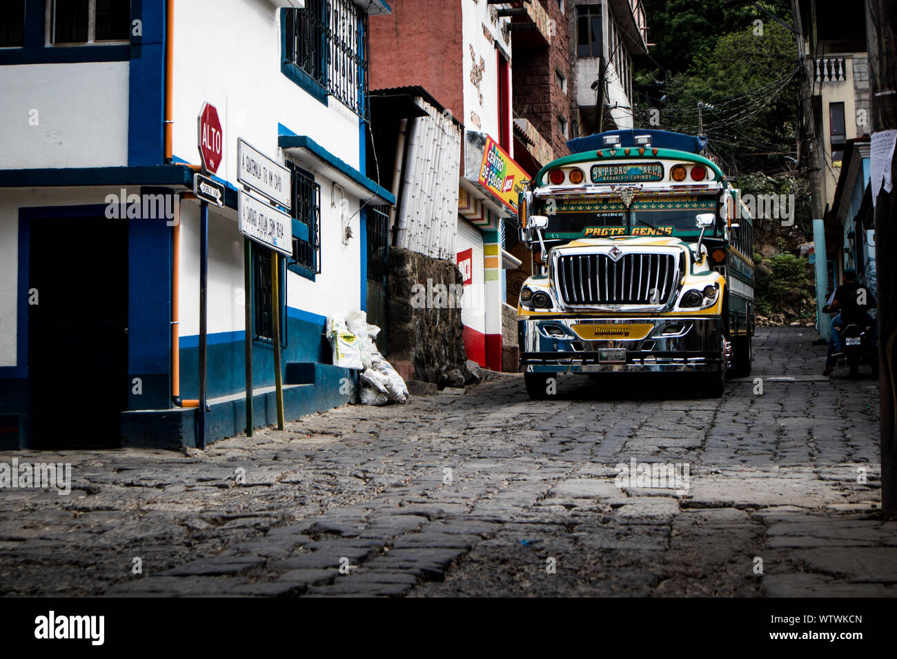 Le Poulet 'BUS' est une façon traditionnelle de transport entre les villes au Guatemala pour les habitants et touristes. (San Pedro La Laguna, Guatemala). Banque D'Images