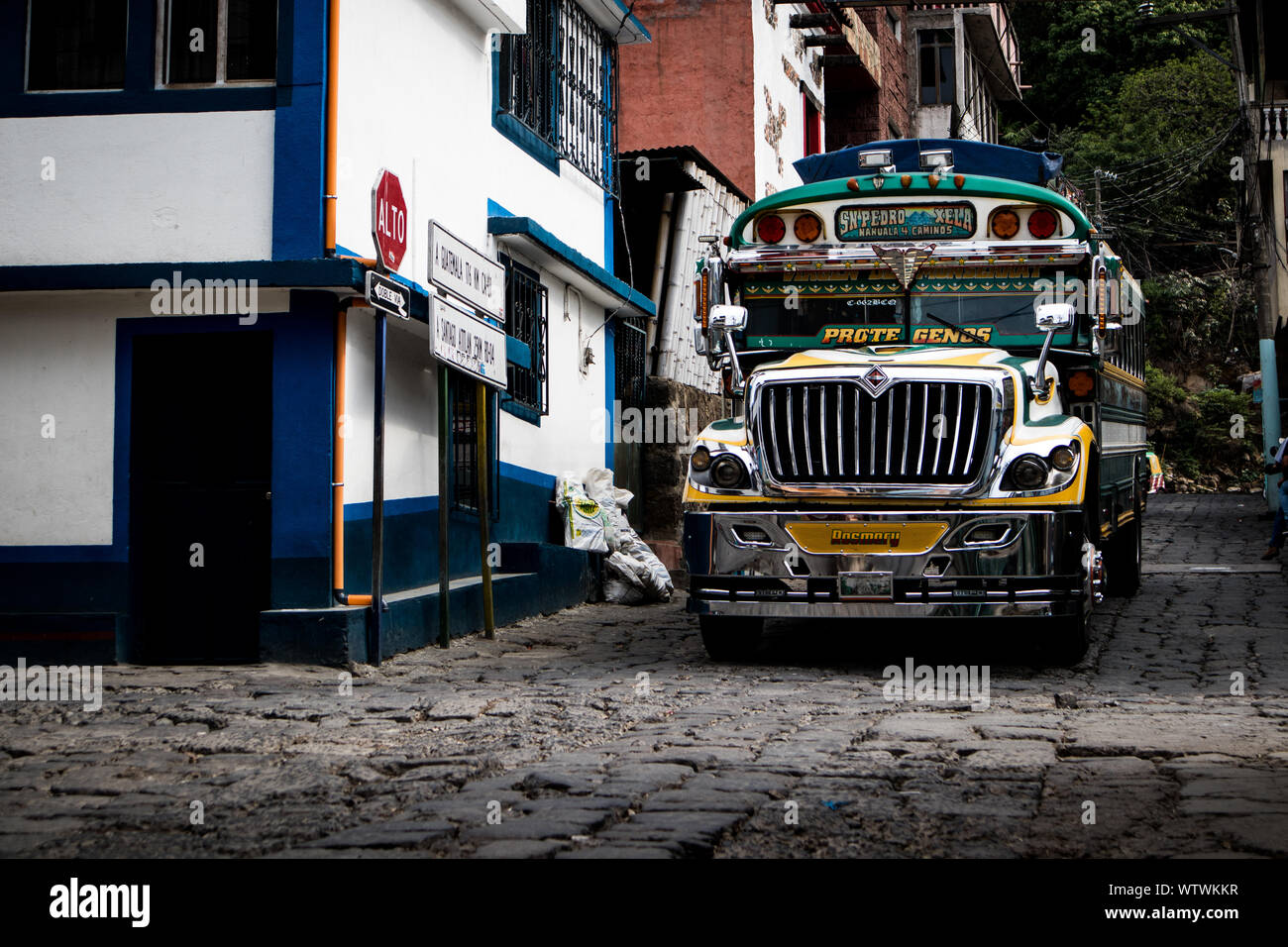 Le Poulet 'BUS' est une façon traditionnelle de transport entre les villes au Guatemala pour les habitants et touristes. (San Pedro La Laguna, Guatemala). Banque D'Images