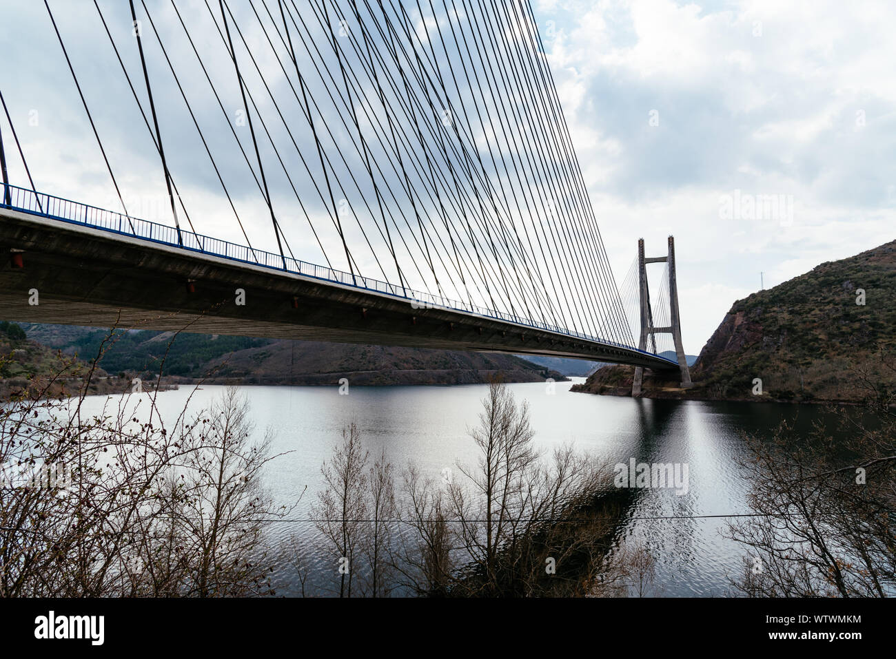 Pont suspendu moderne à travers Los Barrios de Luna du réservoir en Castille et Leon, Espagne. Banque D'Images