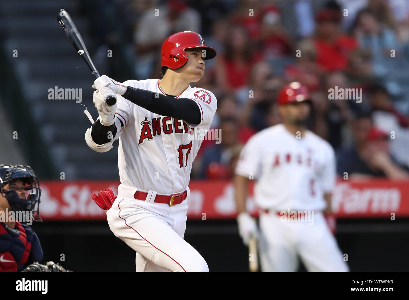 11 septembre 2019 : Los Angeles Angels frappeur Shohei Ohtani (17) lance un circuit en solo pendant le jeu entre les Indians de Cleveland et les Los Angeles Angels of Anaheim au Angel Stadium à Anaheim, CA, (photo de Peter Renner and Co, Cal Sport Media) Banque D'Images