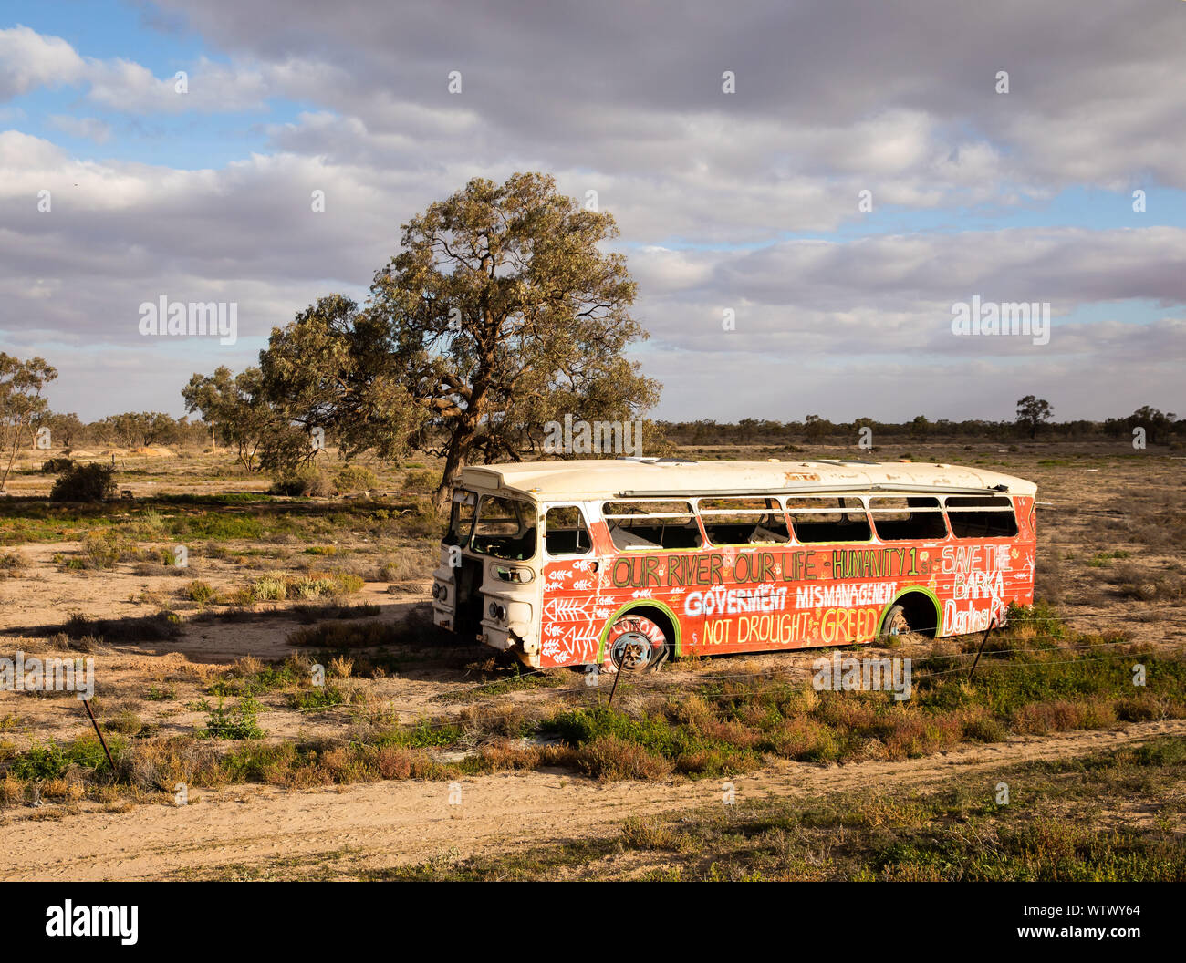 Un vieux bus à Menindee, Nouvelle Galles du sud, marqués d'grafitti protestaient contre la gestion de l'eau dans le bassin du Murray Darling Banque D'Images