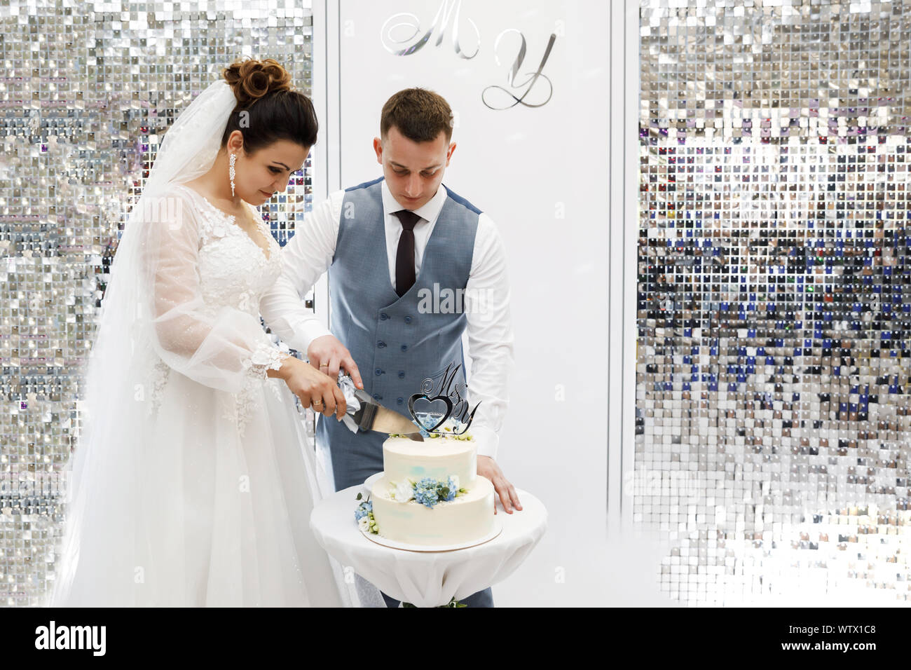 Les traditions de mariage. Le moment de couper le gâteau de mariage Banque D'Images