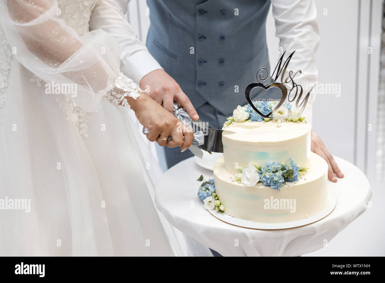 Les traditions de mariage. Le moment de couper le gâteau de mariage Banque D'Images