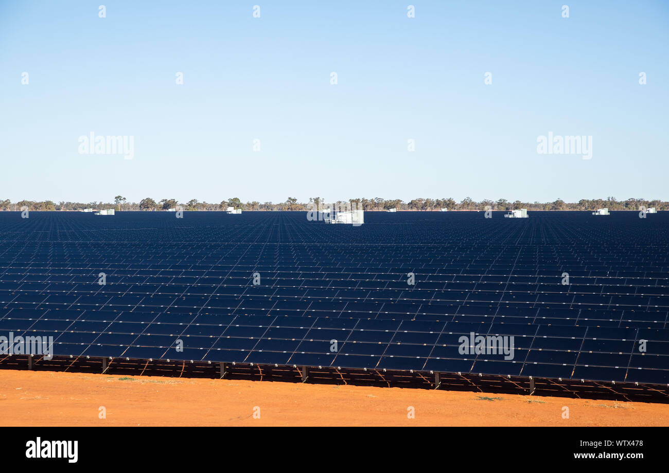 Des panneaux solaires à une centrale solaire à Nyngan Nouvelle Galles du Sud. Banque D'Images