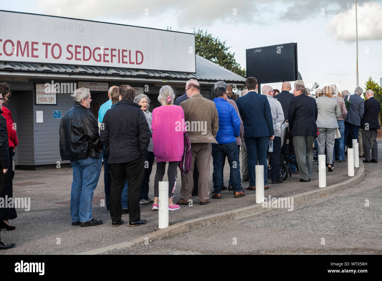 Sedgefield, Stockton on Tees, UK. 11 septembre 2019. La partie Brexit ont été la tenue d'une conférence à l'Hippodrome de Sedgefield où Nigel Farage a été le principal orateur.Un grand nombre de partisans Brexit en file d'attente jusqu'à l'extérieur de la salle. David Dixon / Alamy Banque D'Images