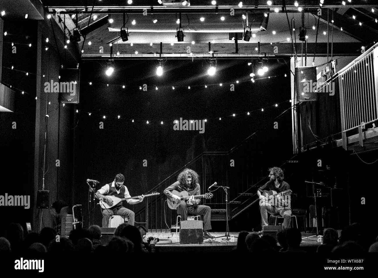 Un trio de musiciens de cultures différentes, de jouer un concert live, noir et blanc Banque D'Images