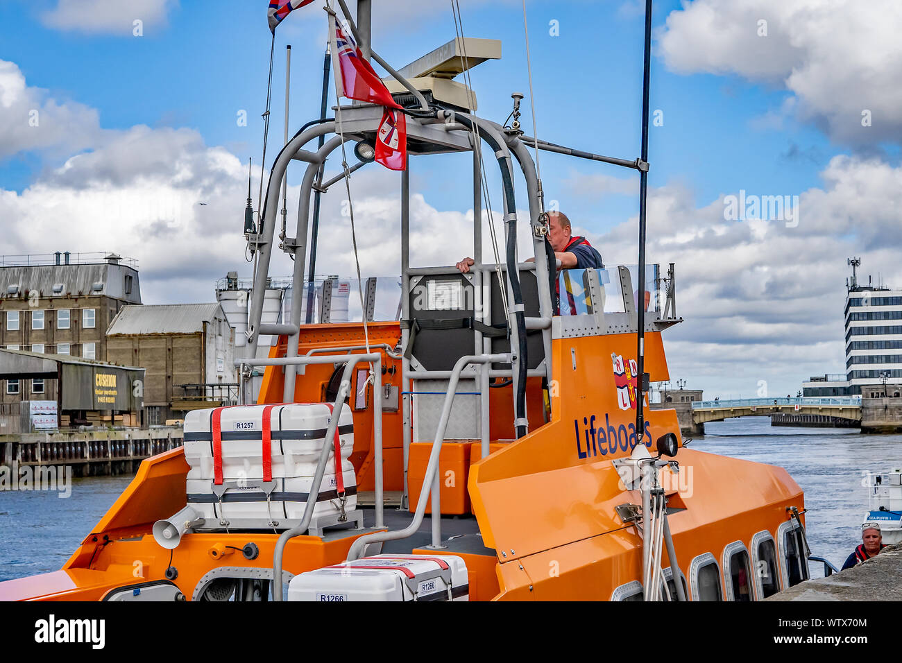 Great Yarmouth, Norfolk, UK - 08 septembre 2019. Un gros plan de Great Yarmouth et de sauvetage de la RNLI offshore de Gorleston et l'un de l'équipage sur le pont à la Banque D'Images