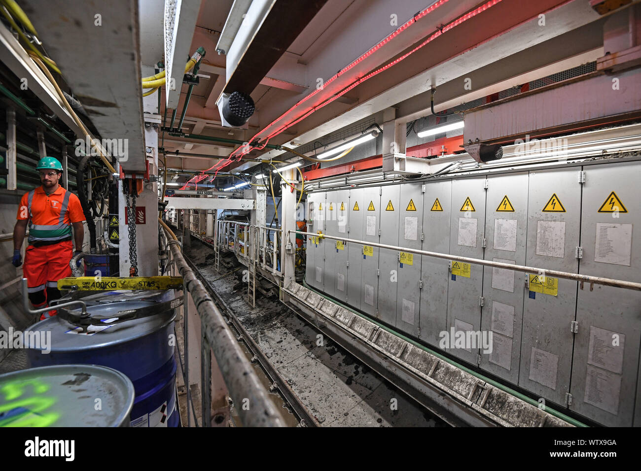 Un ingénieur promenades dans une aléseuse le creusement d'une section de la Thames Tunnel Tideway à Londres. Banque D'Images