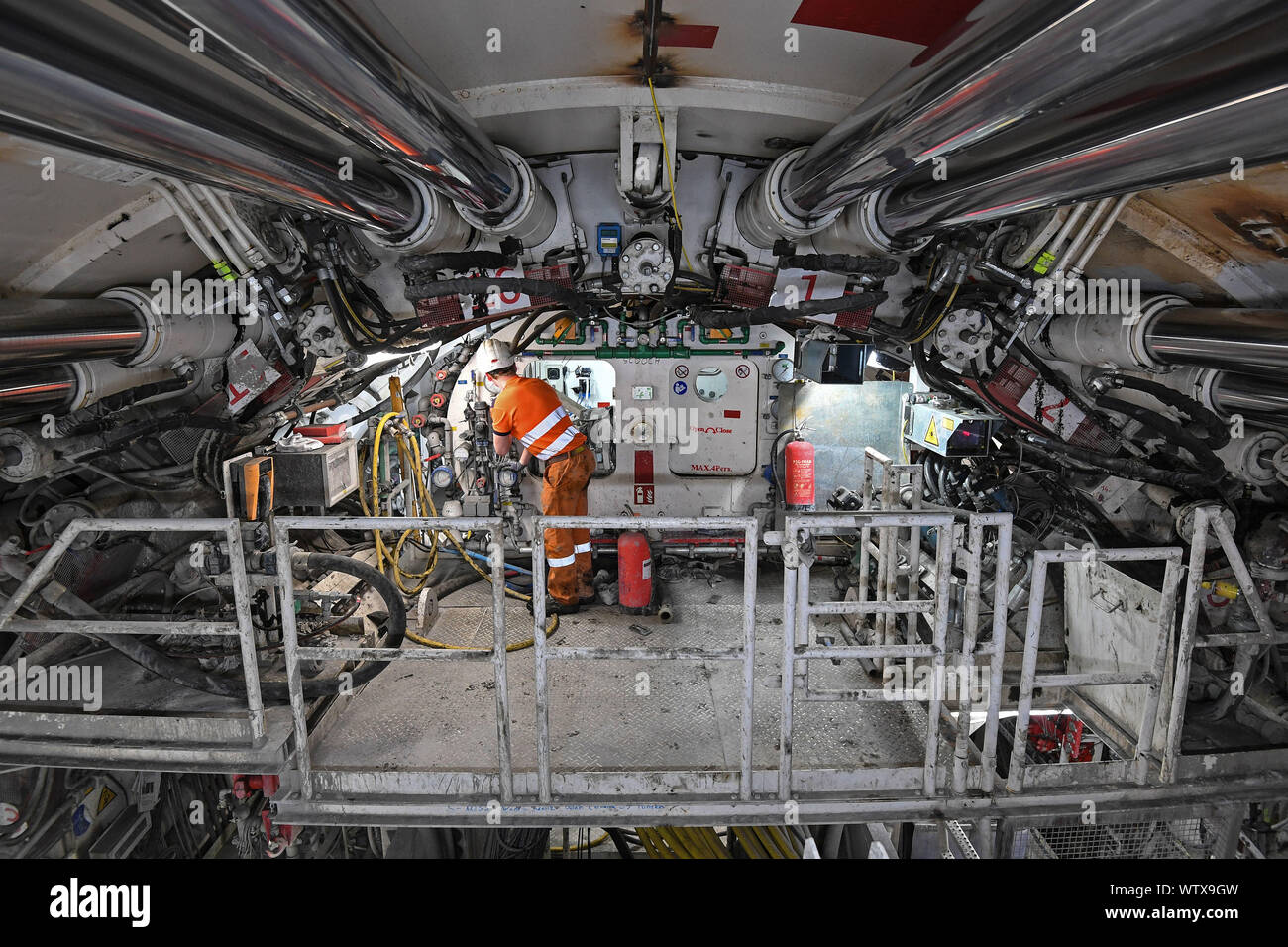 Un ingénieur travaille à l'avant d'une aléseuse le creusement d'une section de la Thames Tunnel Tideway à Londres. Banque D'Images