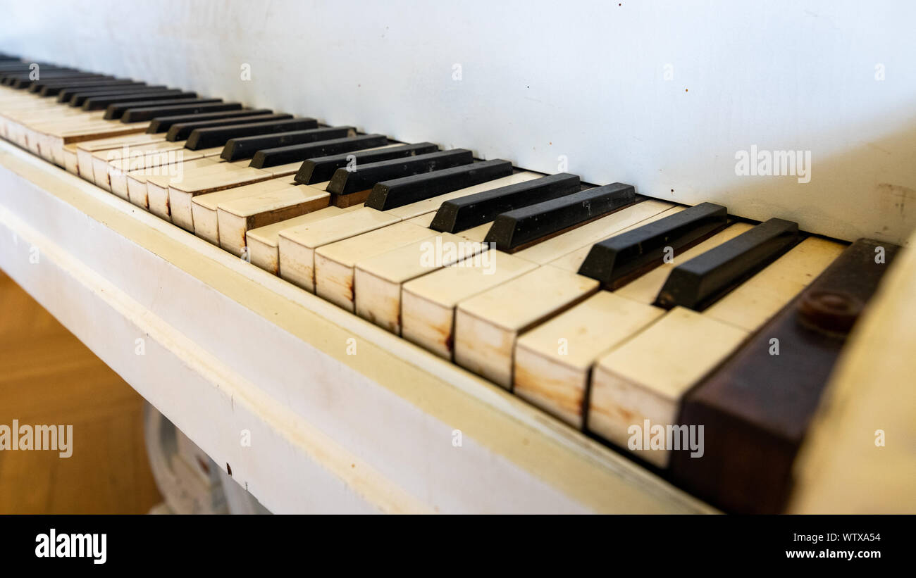 Vieux Piano Keys, sale et cassée Banque D'Images