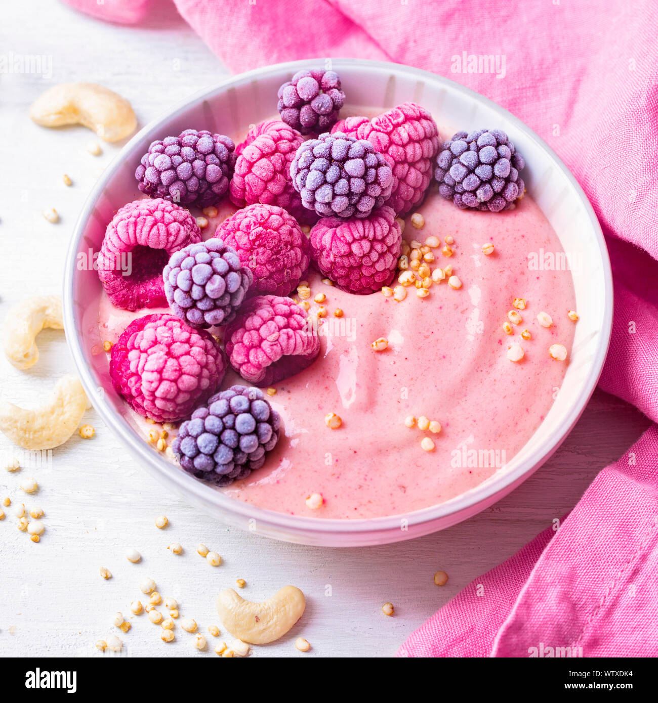 Smoothie aux fruits rouges bol de framboises Banque D'Images