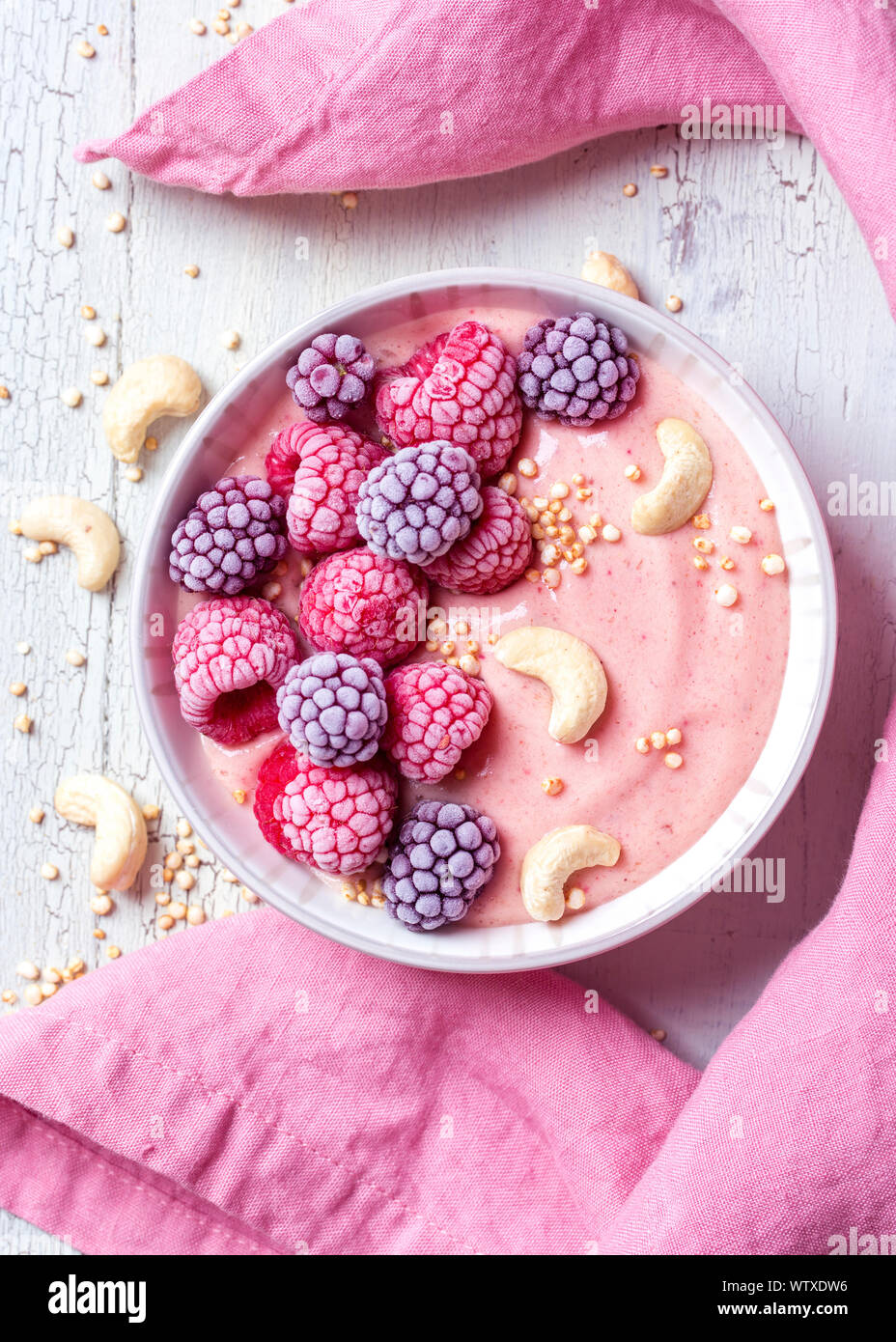 Smoothie aux fruits rouges bol de framboises Banque D'Images