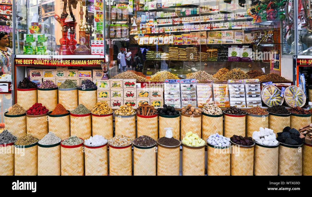 Dubaï, Émirats arabes unis - 11 novembre 2018 : vue frontale du souk aux épices de Deira en vendant toutes sortes d'épices et herbes. Banque D'Images Dubaï, Émirats arabes unis - 11 novembre 2018 : vue frontale du souk aux épices de Deira en vendant toutes sortes d'épices et herbes. Banque D'Images