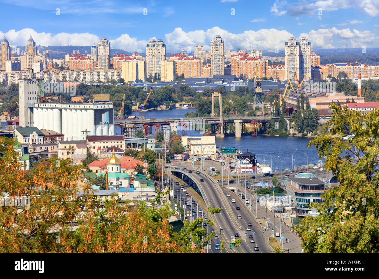 Dniepr avec plusieurs ponts sur un jour d'automne, vue de l'ancien district de Podilsky la ville de Kiev et de nouvelles maisons sur Obolon. Banque D'Images