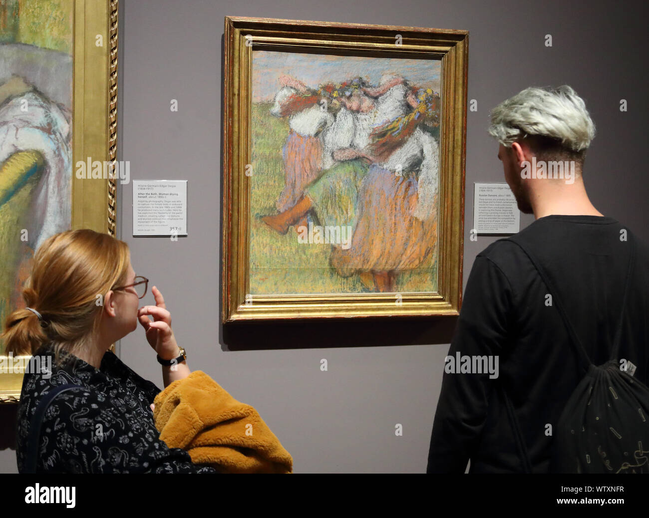 Jeune couple étudiant les danseurs russes peinture par peintre impressionniste français Edgar Degas à la National Gallery, Londres, UK Banque D'Images