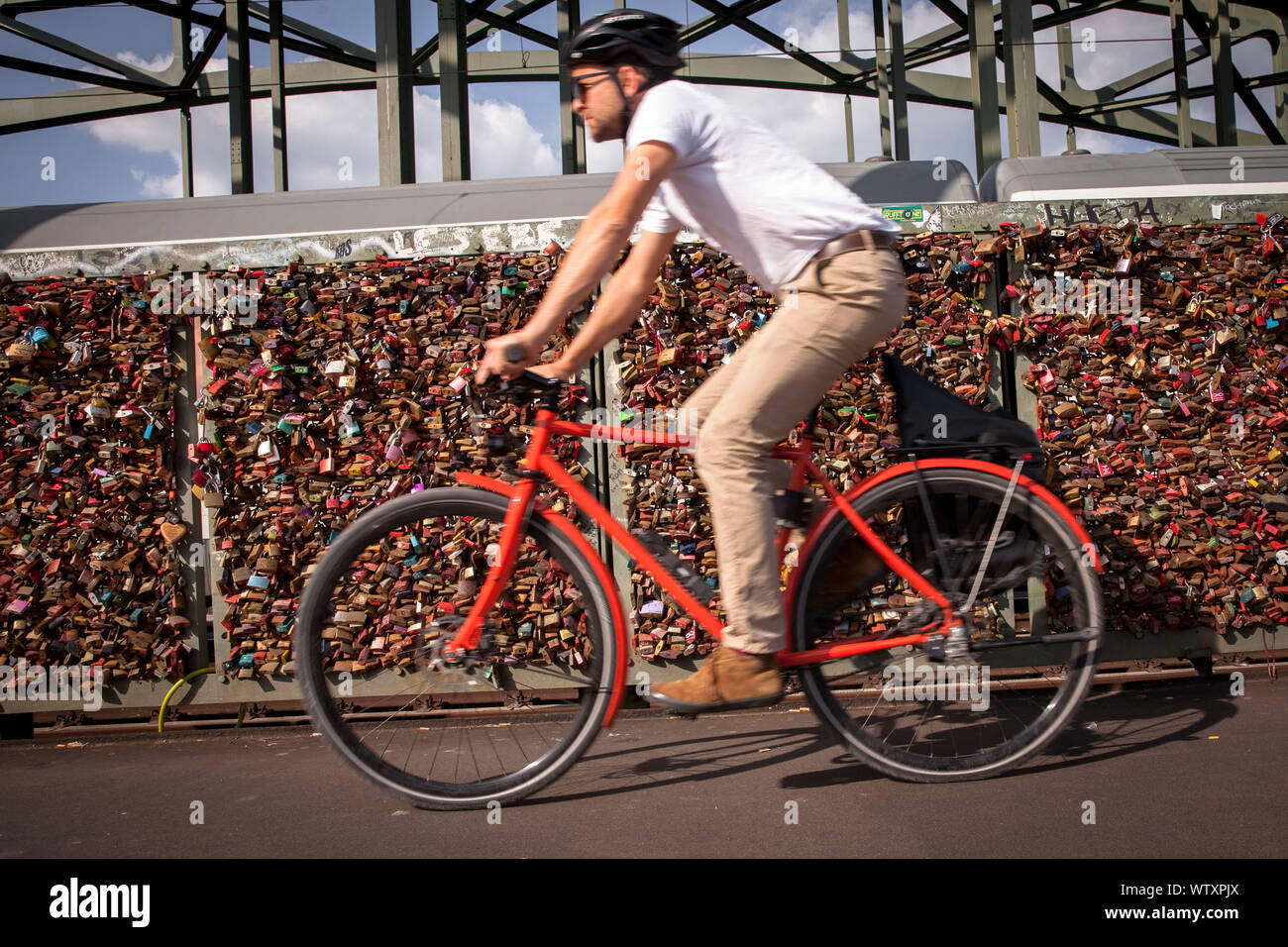 Cadenas sur grillage de sentier d'Hohenzollern le pont de chemin de fer, Cologne, Allemagne. Vorhaengeschloesser Liebesschloesser als suis Thousand Oaks Real entlang des histoires Banque D'Images