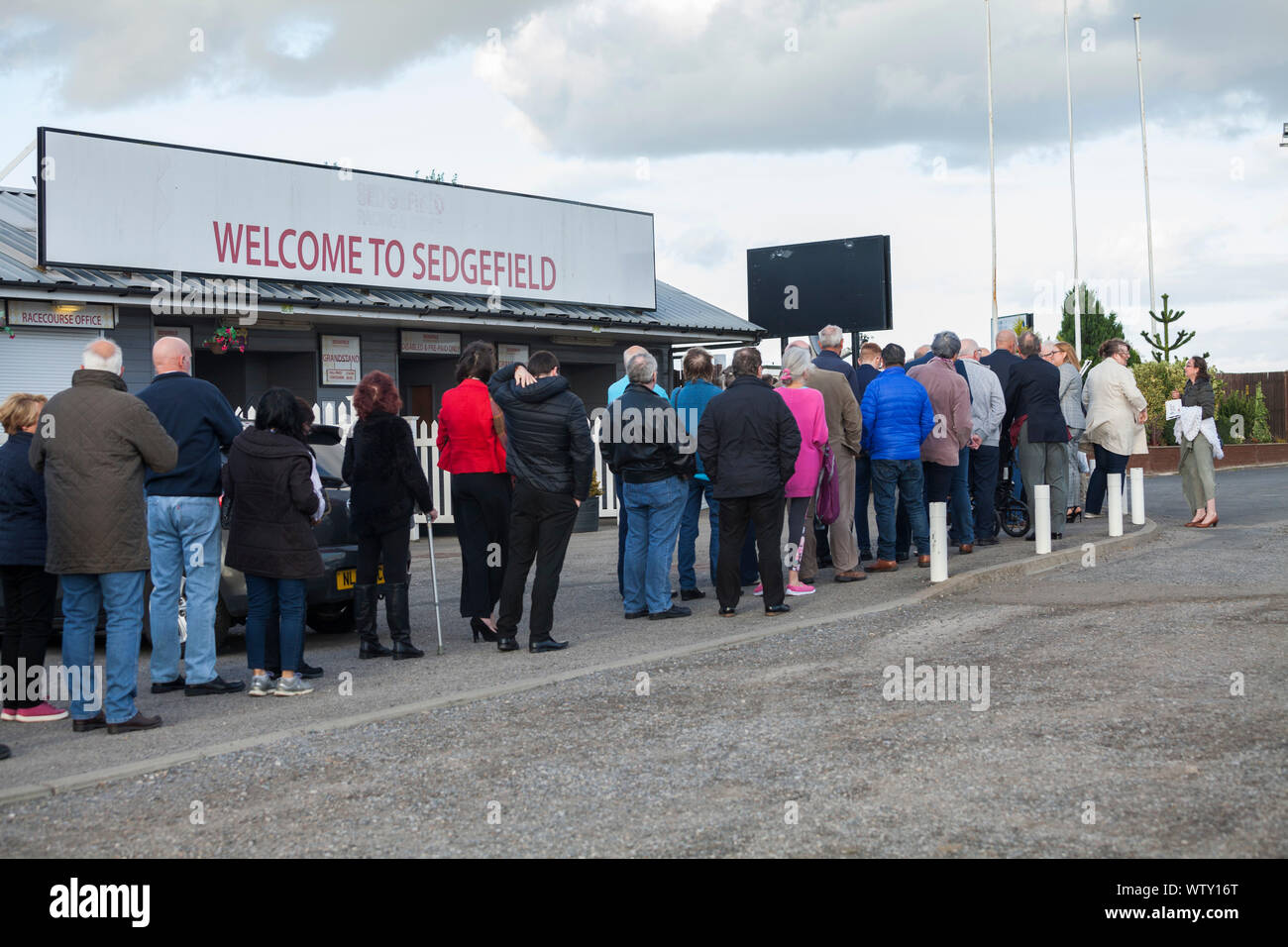 Sedgefield, Stockton on Tees, UK. 11 septembre 2019. La partie Brexit ont été la tenue d'une conférence à l'Hippodrome de Sedgefield où Nigel Farage a été l'orateur principal. Un grand nombre de partisans Brexit en file d'attente jusqu'à l'extérieur de la salle. David Dixon / Alamy Banque D'Images