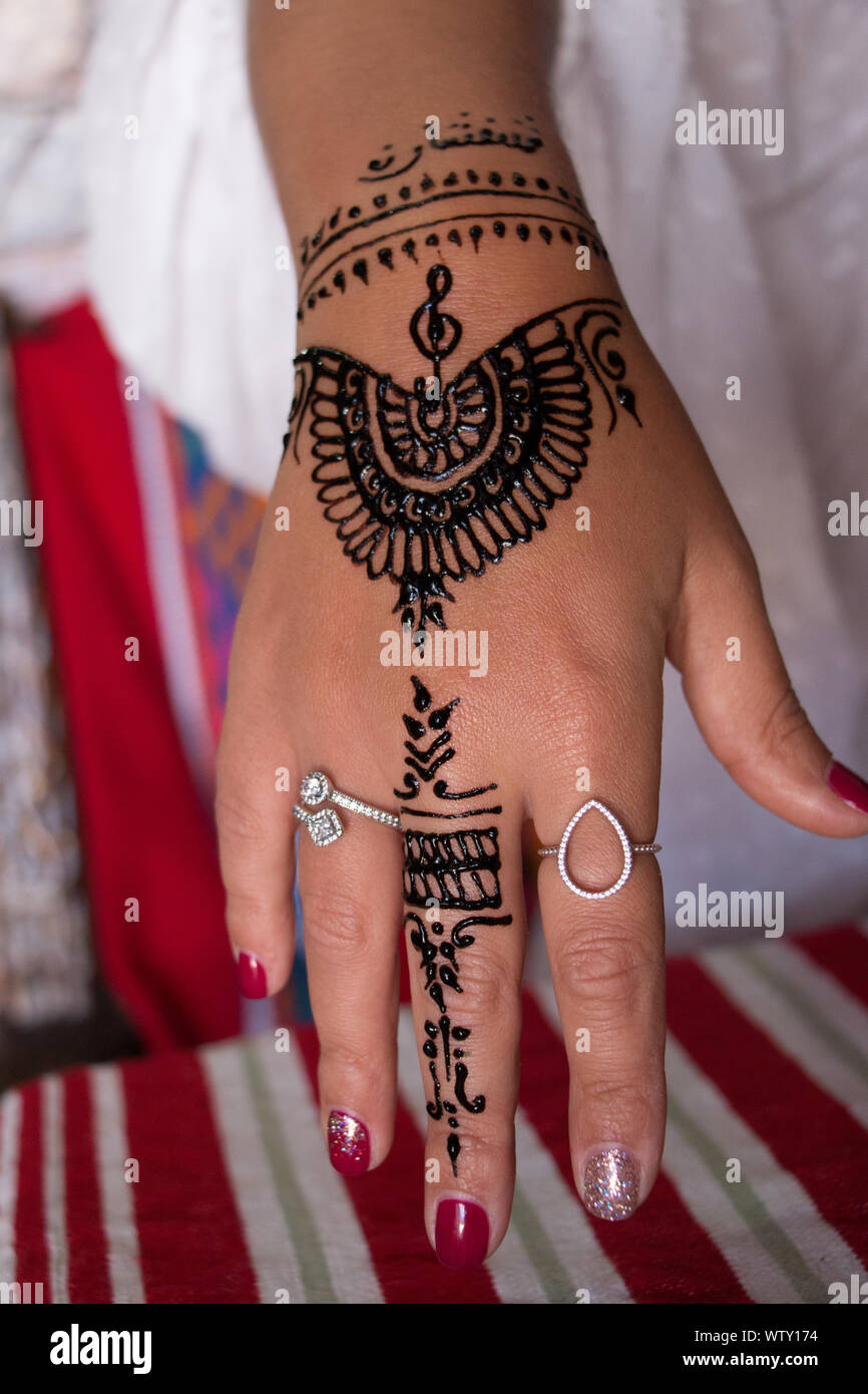 Sommaire un tatouage au henné sur la main d'une femme. Mehndi est une forme d'art corporel. Banque D'Images