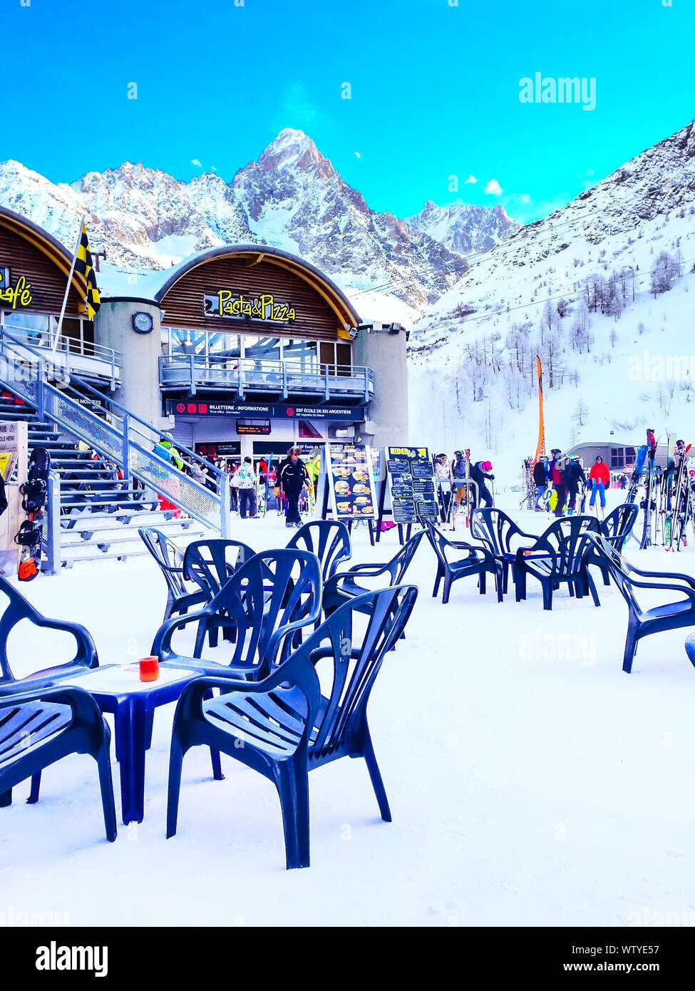 Chamonix, France - 24 janvier 2015 : : Restaurant, skieurs et snow mountain peaks à Grands Montets ski area près de Chamonix, France Banque D'Images