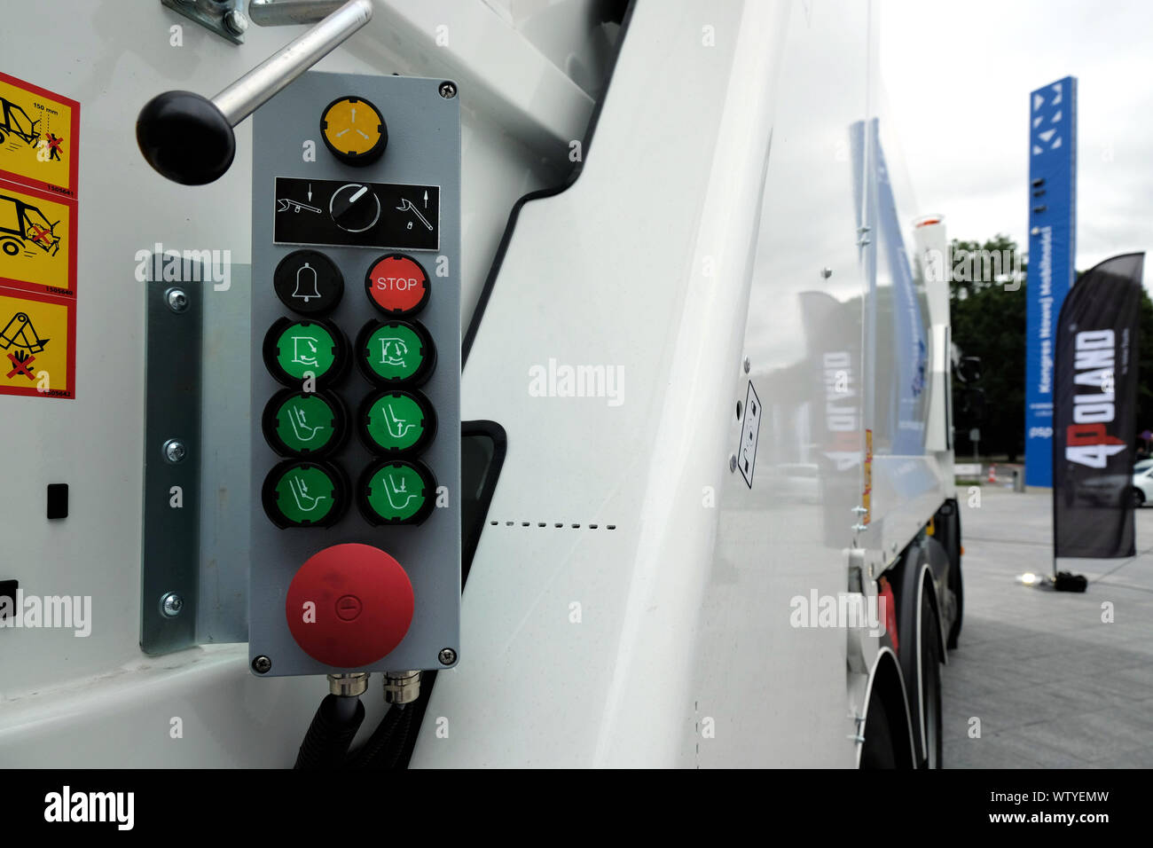 Camion Poubelle entièrement électriques avec gros plan du tableau de commande Banque D'Images