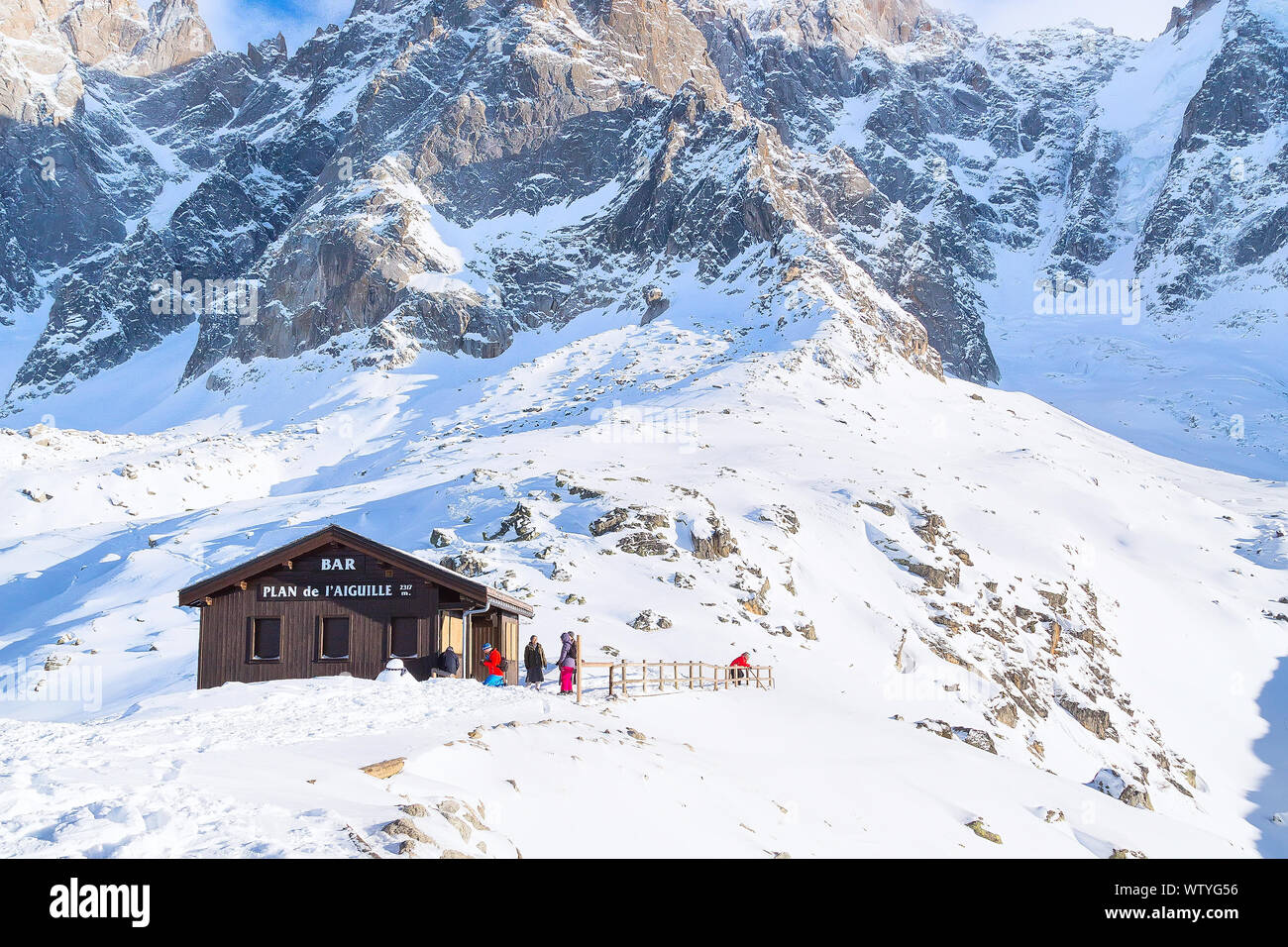 Chamonix, France - 28 janvier 2015 : Bar au milieu de la station de téléphérique Téléphérique Aiguille du Midi et les montagnes panorama Chamonix (France). Banque D'Images