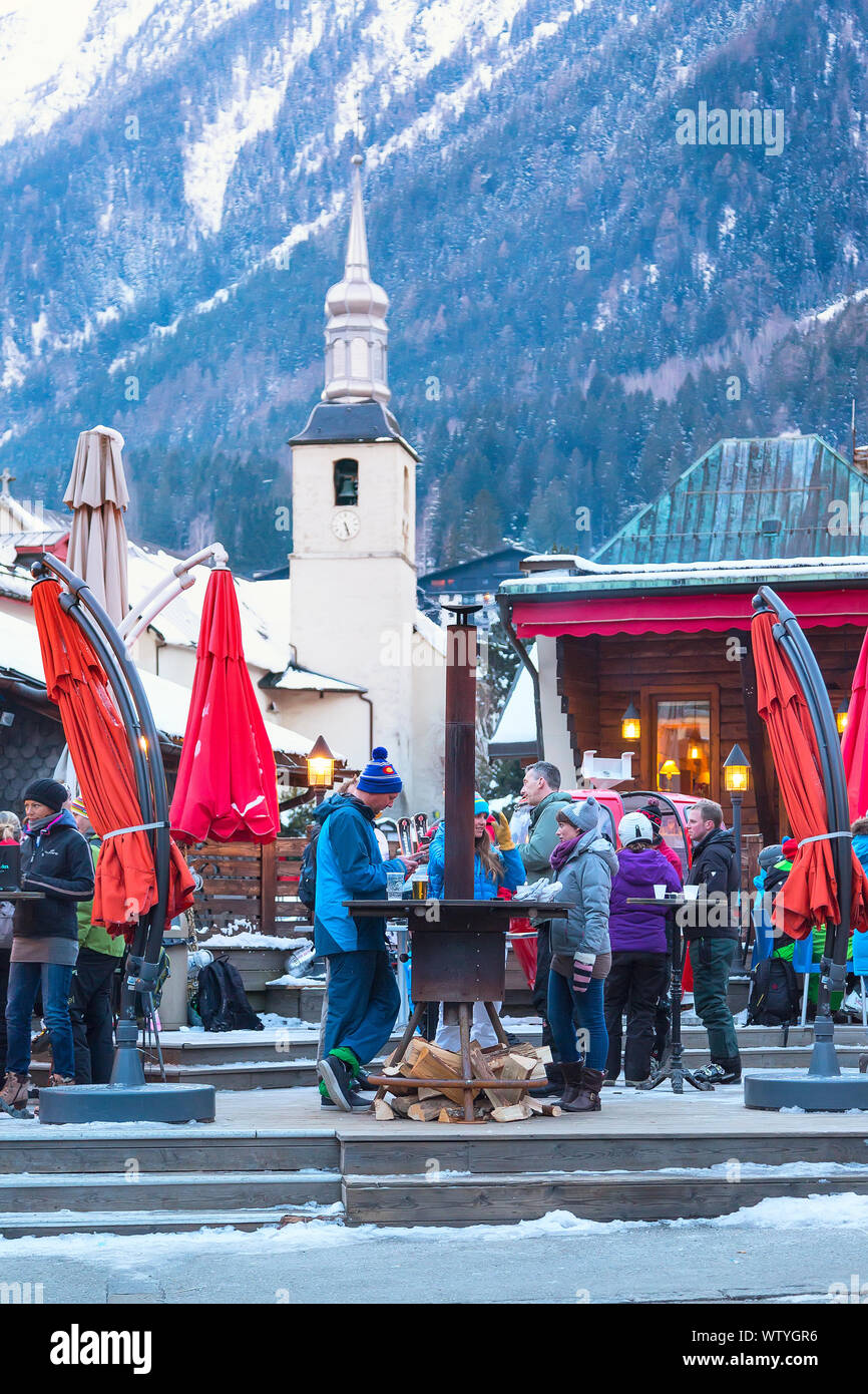 Chamonix, France - le 25 janvier 2015 : Bar en plein air pendant l'happy hour et les gens se détendre après ski à Chamonix dans les Alpes, France Banque D'Images