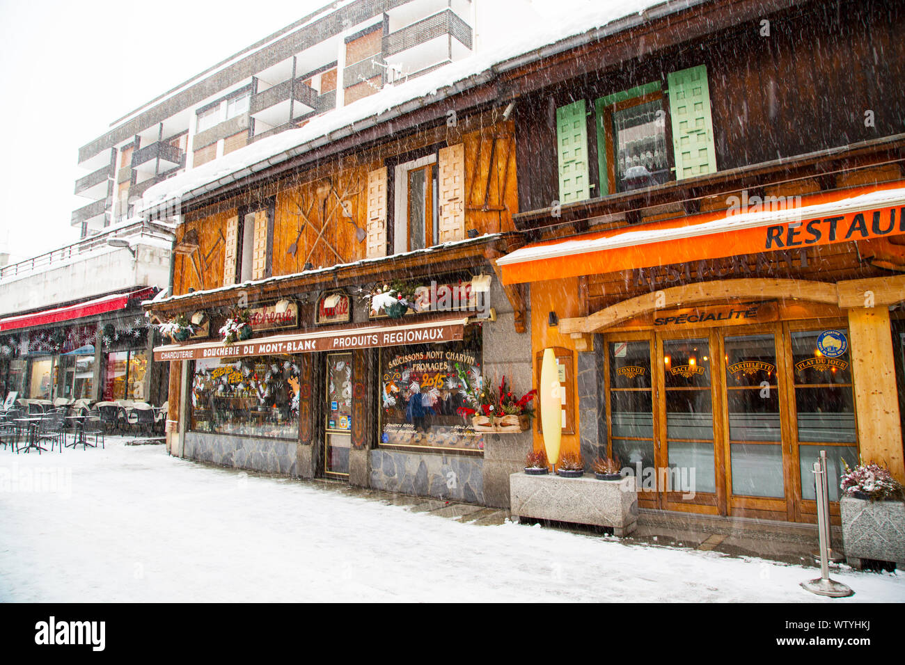 Chamonix, France - 30 janvier 2015 : Magasin de vente produits régionaux traditionnels dans le centre de la ville de Chamonix dans les Alpes, la France au cours de la neige Banque D'Images