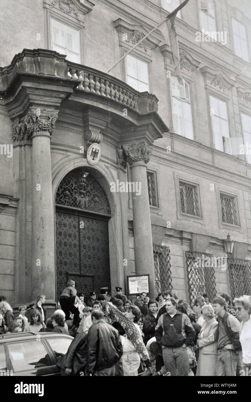 Déposée - 01 septembre 1989, la Tchécoslovaquie, Prague : réfugiés de la RDA se tenir en face de l'ambassade allemande à Prague (photo 09,1989). Quand des milliers de citoyens de la RDA sauvés eux-mêmes il y a 20 ans sur le terrain de l'ambassade d'Allemagne à Prague, Annemagret John de peine était la seule infirmière de l'Allemagne de l'Ouest avec un collègue pour aider les réfugiés. (Dpa-Histoire : 30 Ans Prague Ambassade) Photo : afp/John Annemagret Banque D'Images