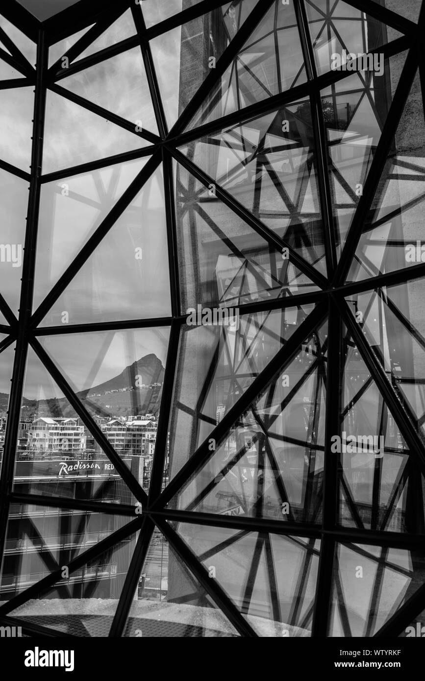L'architecte Thomas Heatherwick Zeitz Musée d'Art Contemporain à Cape Town avec vues sur le Marriott Hotel rouge et tête de lion Banque D'Images