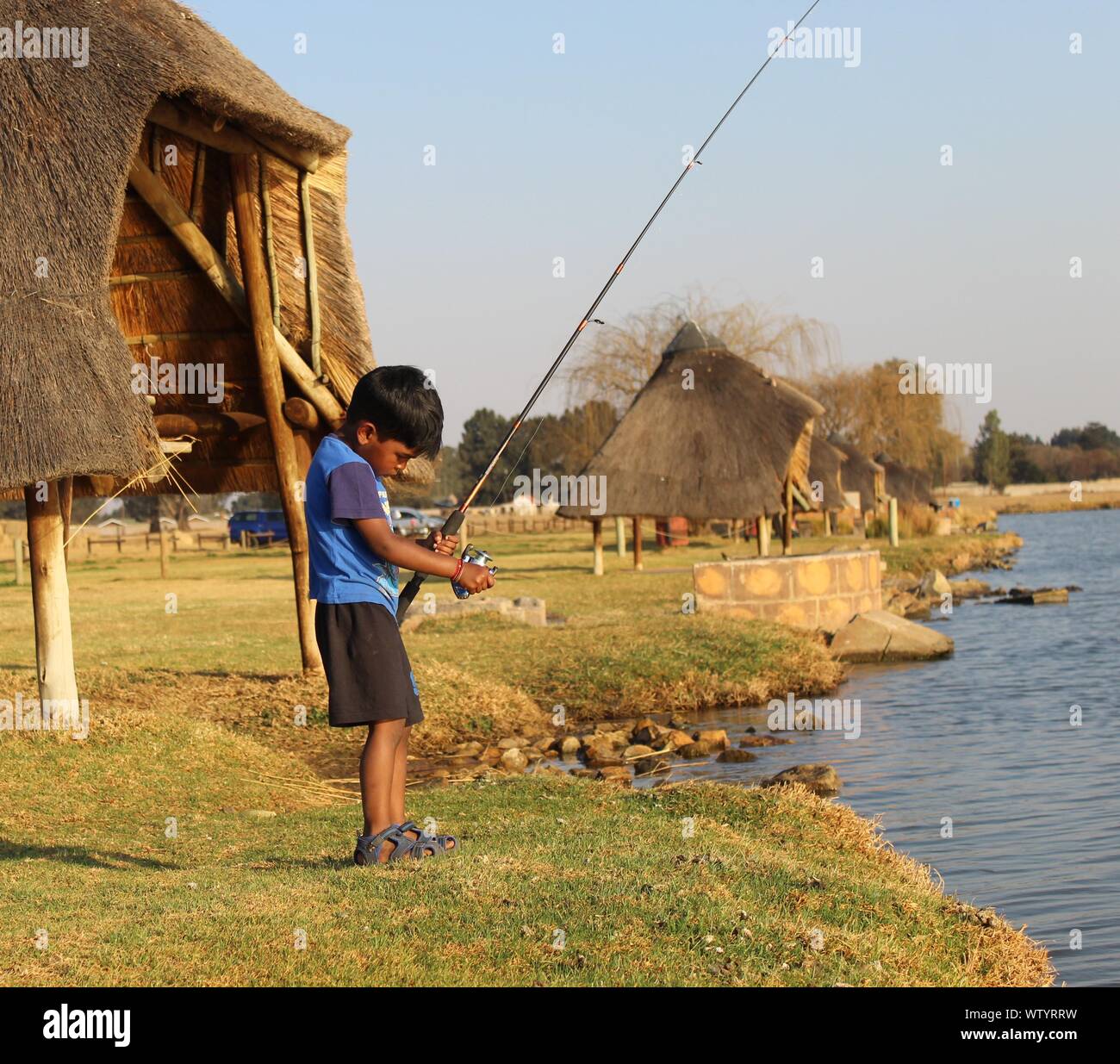 Les enfants en voyage de pêche. Banque D'Images