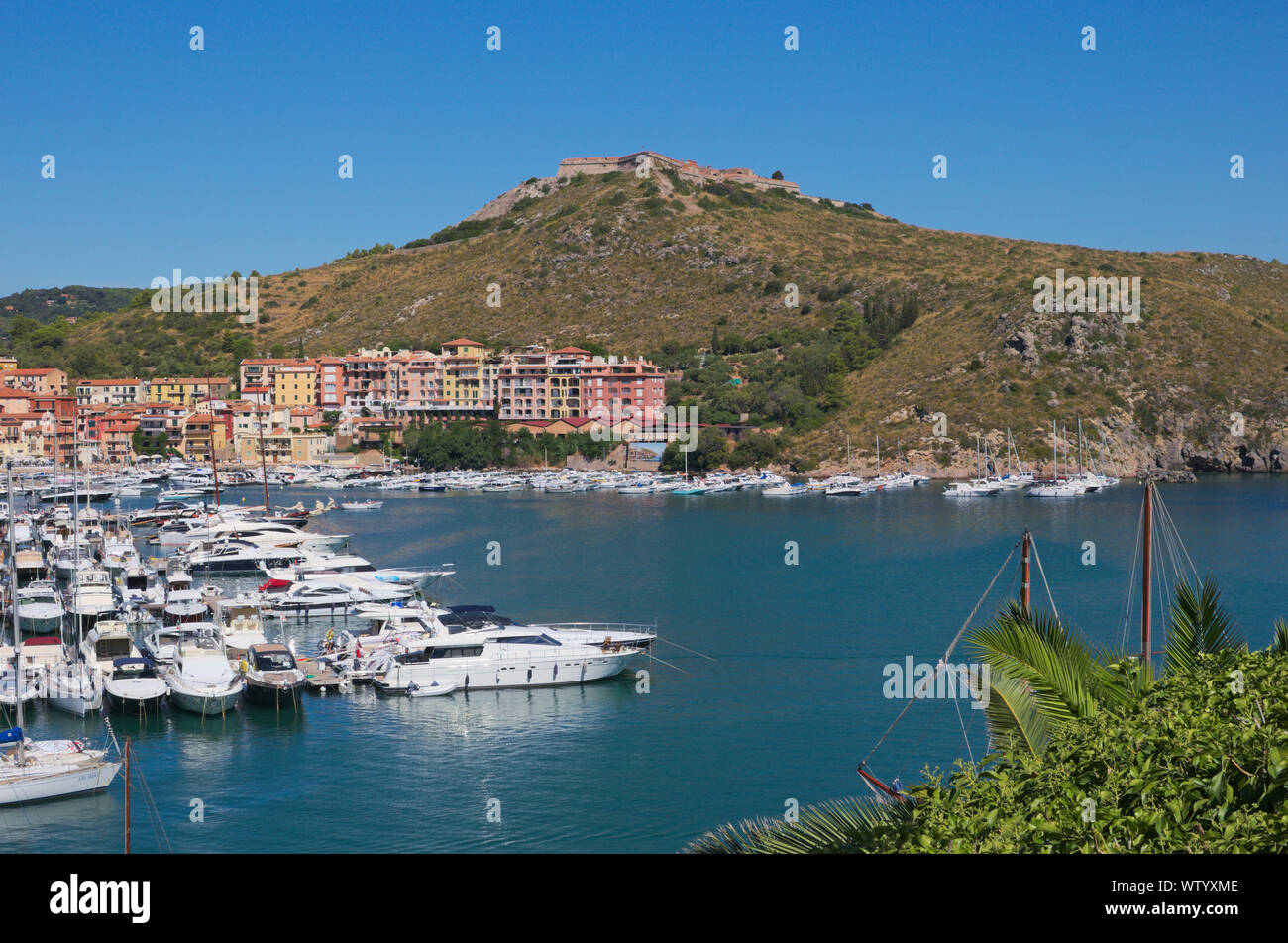 Porte Ercole Harbour et Filippo fortess en arrière-plan, l'Argentario, Toscane, Italie Banque D'Images