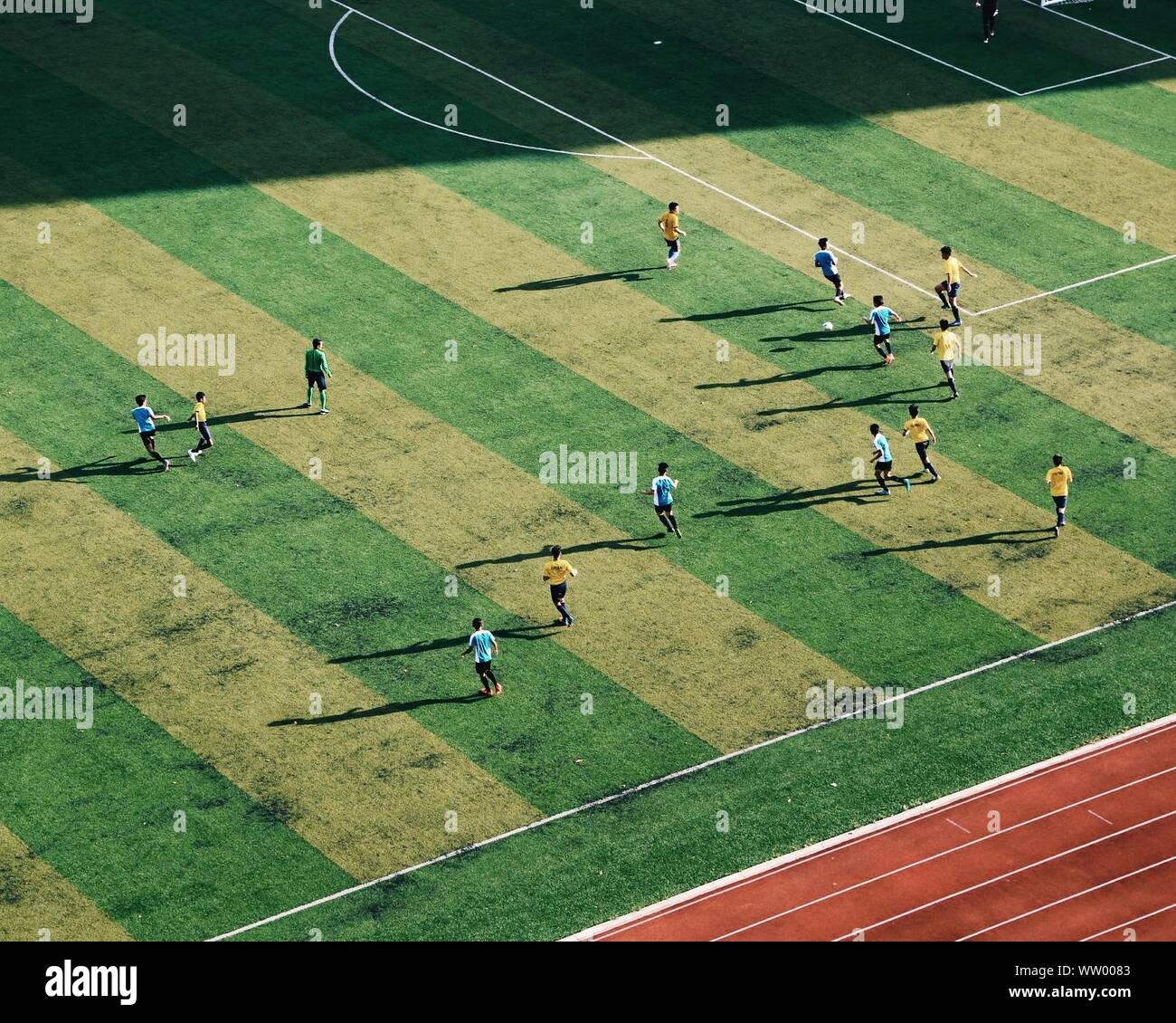 High Angle View of Soccer Player jouer sur terrain Banque D'Images