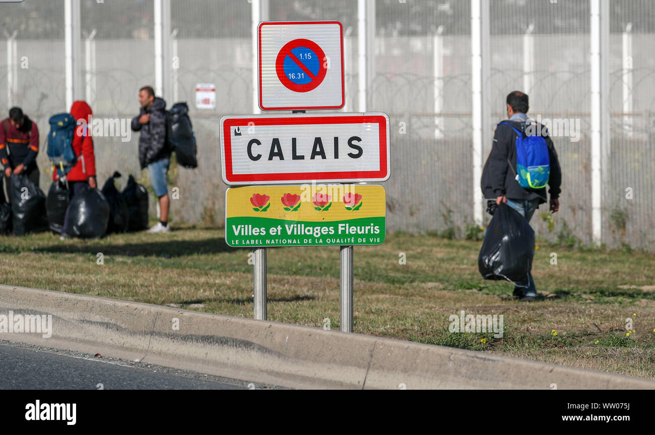 Les migrants sont passés d'un camp à Calais, France. Banque D'Images