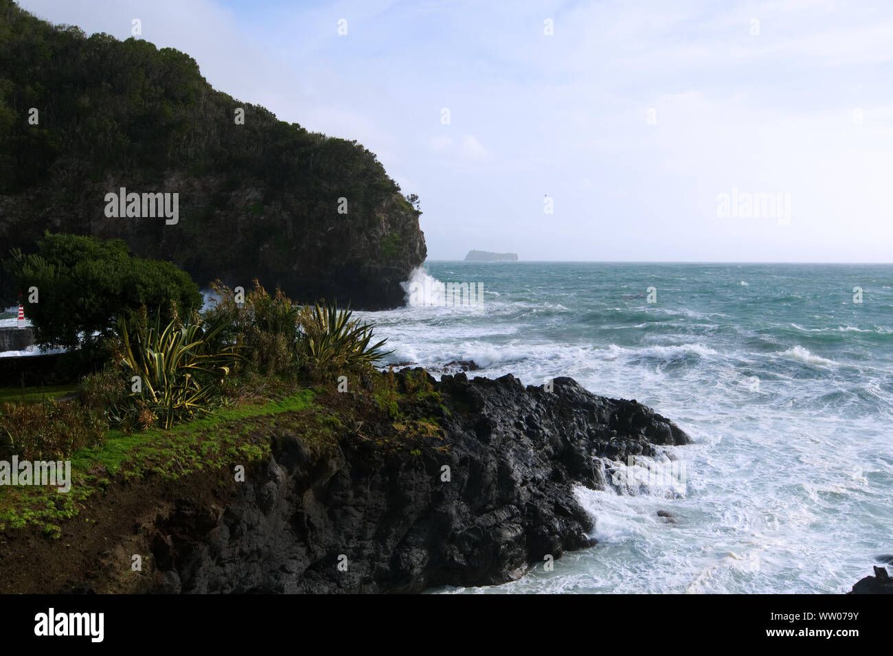 L'état de la mer et de grosses vagues à Caloura, Açores Banque D'Images