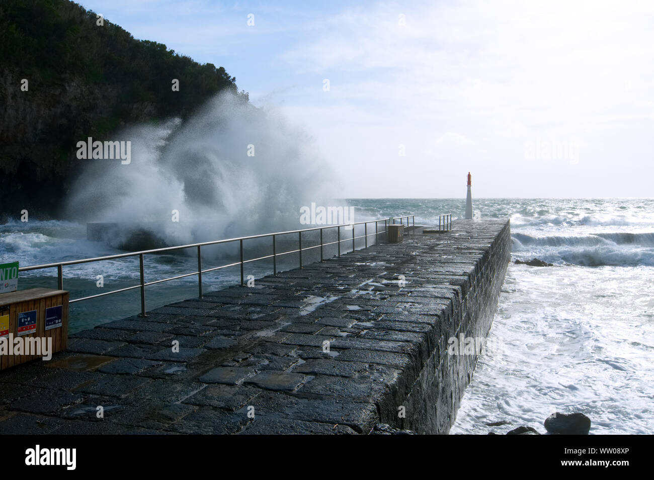 L'état de la mer et de grosses vagues à Caloura, Açores Banque D'Images