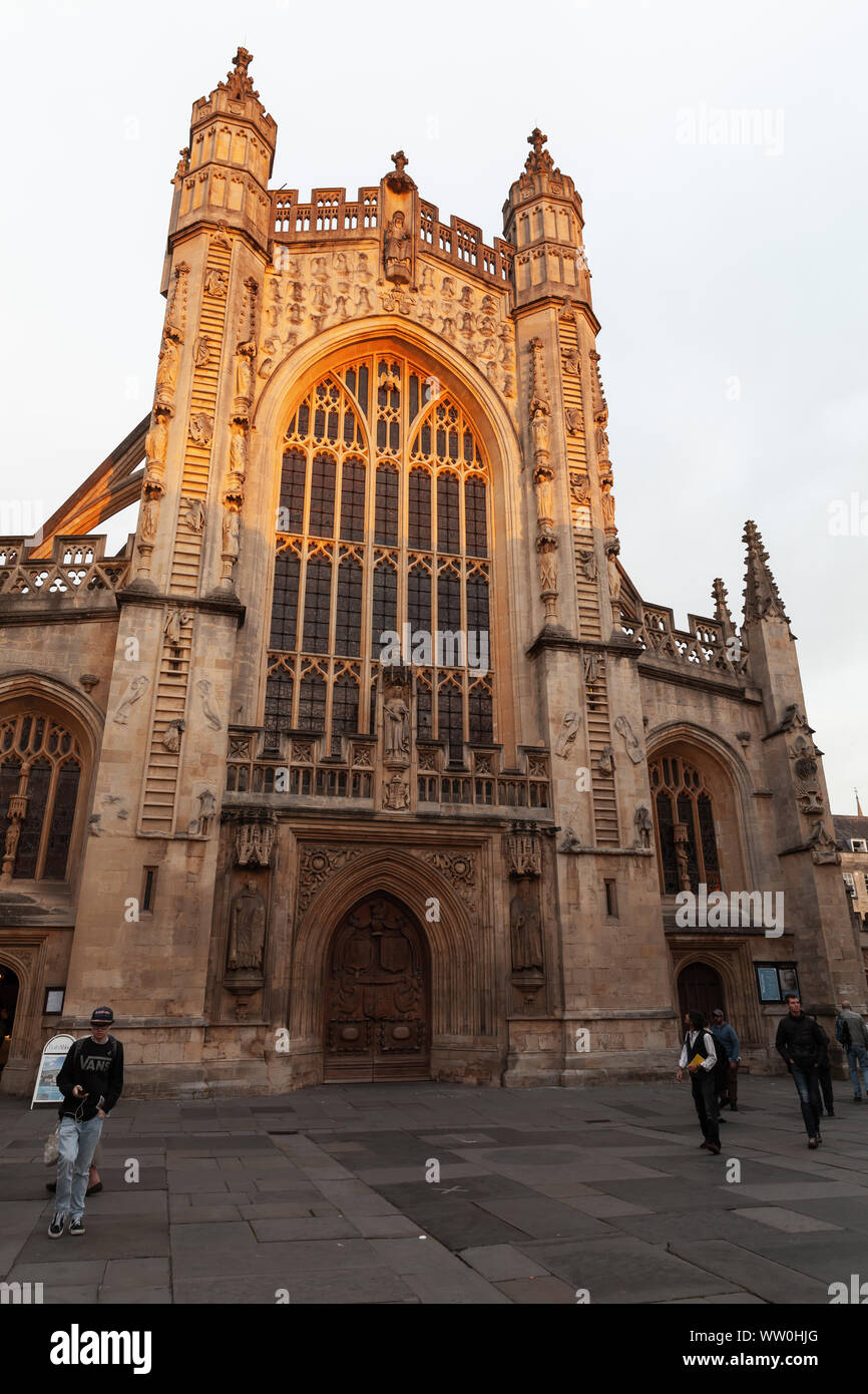 Bath, Royaume-Uni - 1 novembre, 2017 : façade principale de l'église de l'abbaye de St.Pierre et St.Paul, communément connu sous le nom de l'abbaye de Bath. Les gens ordinaires à pied près de Banque D'Images