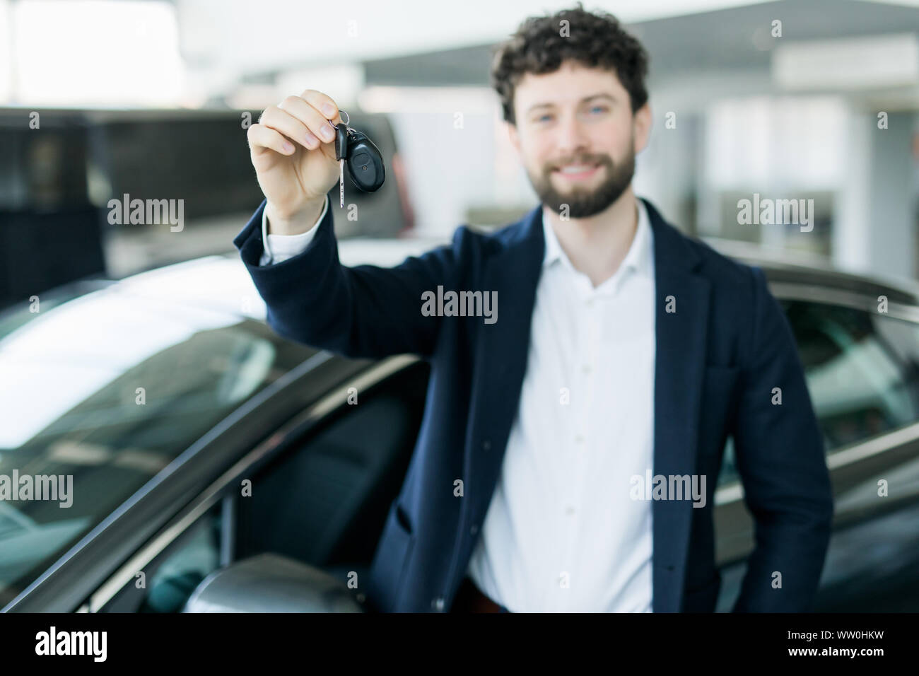 Jeune homme à l'aide des touches situées dans la voiture Banque D'Images