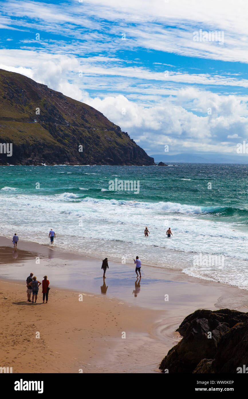 Les gens sur la plage de Coumeenoole, Slea Head, Dingle Peninsula, Kerry, Ireland Banque D'Images