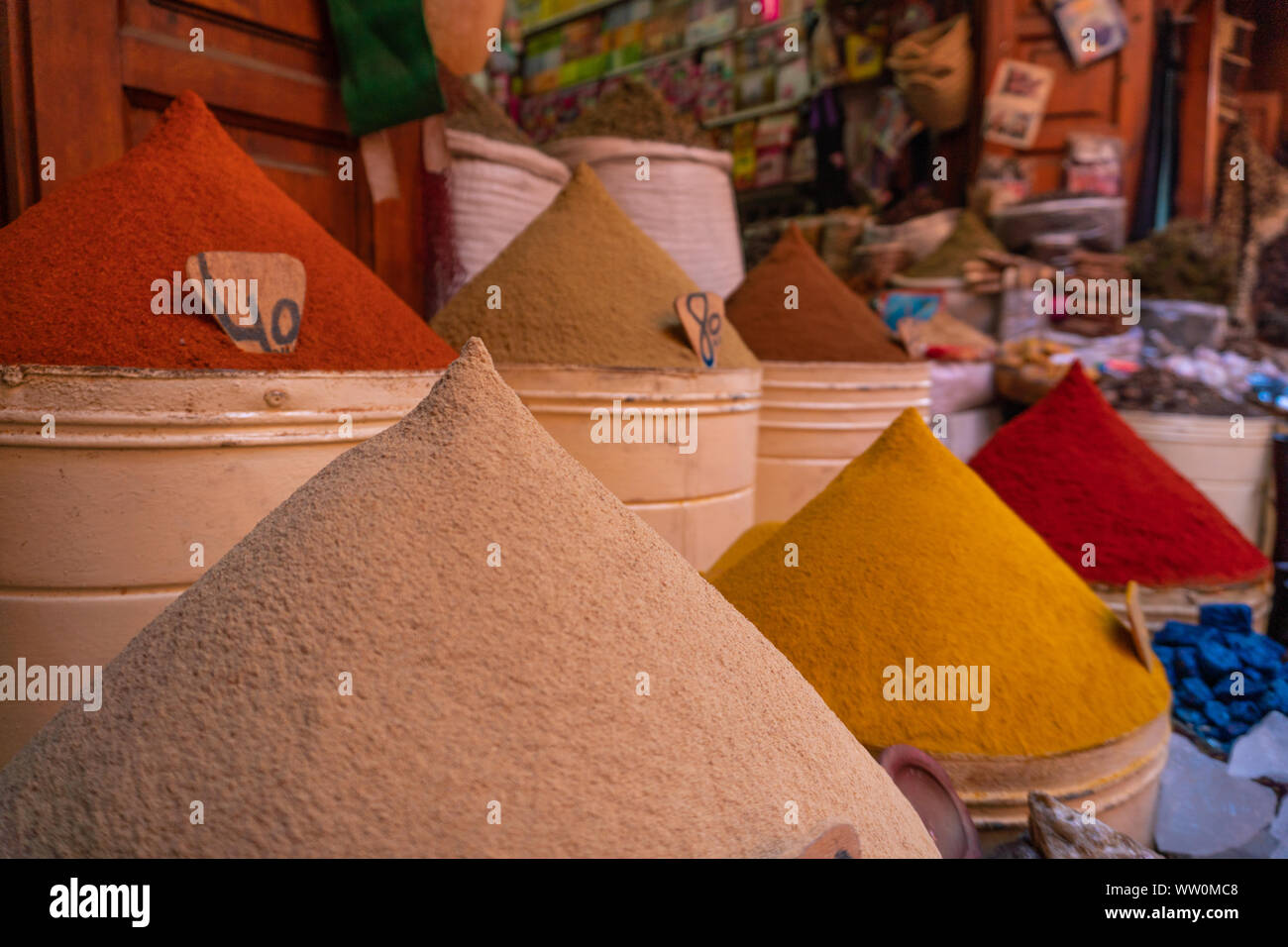 Épices marocaines à vendre dans la médina de Marrakech au marché juif Mellah Banque D'Images